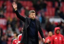 En tydelig preget Manchester United-manager Michael Carrick vinket til fansen etter 0-3-tapet for Bournemouth. Foto: Dave Thompson / AP / NTB