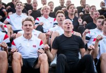 Solbakken rørt av norsk VM-støtte: – Vi gledet oss fælt til å komme hjem Ståle Solbakken sier herrelandslaget i fotball gledet seg til å takke for støtten etter sommerens fotball-VM. Bildet er fra da landslaget rodde foran Slottet sammen med nesten 100.000 frammøtte. Foto: Trond R. Teigen / NTB