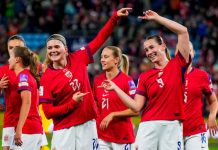 Spissvikar Terland med hattrick i Norges 6-0-seier – møter Wales i VM-kvalifisersfinale Elisabeth Terland jubler med Signe Gaupset etter å ha scoret mot Romania i VM-kvalifiseringen. Foto: Heiko Junge / NTB