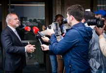Lover rask avklaring i afrikamesterskapet-tvisten: – Ventetiden har vært lang CAS-topp Matthieu Reeb møtte pressen torsdag. Foto: Jean-Christophe Bott / Keystone via AP / NTB