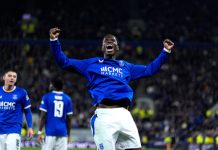 Thierno Barry jubler etter å ha scoret Evertons tredje mål i seieren over Newcastle i ligacupen. Foto: Peter Byrne