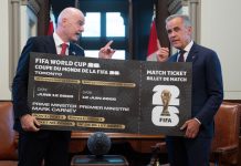 Fifa-president Gianni Infantino og Canadas statsminister Mark Carney avbildet med en forstørret versjon av en VM-billett. Foto: The Canadian Press via AP / NTB