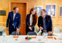Ali bin Al Hussein avbildet sammen med Norges fotballpresident Lise Klaveness og kong Haakon i 2023. Foto: Stian Lysberg Solum / NTB