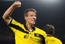 Thomas Lehne Olsen jubler etter å ha utlignet for Lillestrøm på overtid i bortekampen mot Sparta Praha. Foto: Petr David Josek