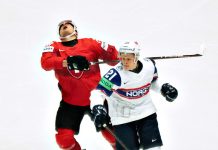 Norsk ishockeyprofil må opereres – trolig ferdig for sesongen Martin Johnsen i duell med Sveits' Timo Maier i ishockey-VM i 2025. Foto: Henning Bagger / Ritzau Scanpix via AP / NTB