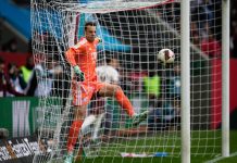 Keeperstrid i Bayern før Viking-møte: – En dum feil Bayern-keeper Manuel Neuer hadde en vanskelig kamp mot Augsburg. Foto: Matthias Schrader / AP / NTB