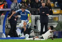 United-treneren etter ydmykelsen: – Uakseptabelt Nico Paz påførte Michael Carrick (i bakgrunnen) mye trøbbel onsdag. Foto: Antonio Calanni / AP / NTB