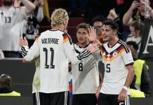 Tom Bischof (i midten) gratuleres etter å ha gitt Tyskland ledelsen mot Serbia. Foto: Matthias Schrader