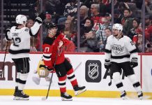 Zuccarello og Kings tapte for Devils Scott Laughton (til h.) feirer etter å ha gitt Los Angeles Kings ledelsen mot New Jersey Devils