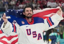 OL-helt i konflikt – kan få 364.000 kroner om dagen uten å spille Connor Hellebuyck var sentral da USA tok OL-gull i ishockey. Foto: Hassan Ammar / AP / NTB