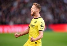 Kristoffer Ajer jubler etter å ha utlignet til 2-2 for Brentford i bortekampen mot Aston Villa. Foto: Nick Potts