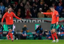 Fernandes hyller Ronaldo: – Vårt største symbol Bruno Fernandes har bare gode ord å si om Cristiano Ronaldo. Bildet er fra en kamp i mars. Foto: Armando Franca / AP Photo / NTB