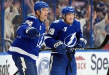 Tampa Bay Lightnings John Carlson (74) feirer scoringen sammen med Pontus Holmberg (29) i andre periode av NHL-kampen mot Winnipeg Jets i Tampa torsdag. Foto: Chris O'Meara / AP / NTB