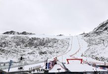 Jobber med bakken i Sölden – rennstart utsatt med en halvtime Verdenscupstarten i storslalåm går i Sölden lørdag. Foto: Gabriele Facciotti / AP Photo / NTB