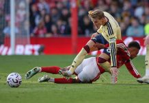 Madueke frelste Arsenal – slapp med skrekken på overtid Nottingham Forests Dan Ndoye og Martin Ødegaard i tett duell i søndagens kamp i Premier League. Foto: Maddy Grassy / AP / NTB.