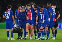 Skademareritt for PSG – tre stjerner ut med skade i bragdseier mot Barcelona PSGs Khvicha Kvaratskhelia måtte ha hjelp av banen tirsdag. Foto: Thibault Camus / AP Photo / NTB