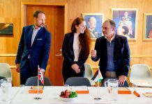 Fotballtopp langet ut mot Infantino-påstand – så forsvant meldingen Norges fotball fotballpresident Lise Klaveness har et godt forhold til Jordans prins Ali. Her er de sammen med kong Haakon på Ullevaal stadion. Foto: Stian Lysberg Solum / NTB