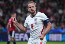 England herjet med Kroatia – Kane med måldobbel i 7-0-seier Englands Harry Kane markerer etter 1-0-scoringen mot Kroatia lørdag kveld. Foto: David Josek / AP / NTB.