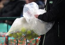 Banemannskapene samlet opp tennisballer med Palestina-flagg