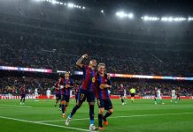 Uefa har fått nye Negreira-dokumenter fra Real Madrid – skal vurdere dem Barcelona feirer en scoring. Klubben er i Uefas søkelys for utbetalinger til en tidligere dommersjef. Foto: Joan Monfort