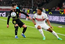 Atlético Madrid berget poeng med ti mann – kort innhopp for Sørloth Stuttgart-spiller Jamie Leweling i duell med Atlético Madrids Alex Baena i tirsdagens mesterligakamp. Foto: Martin Meissner